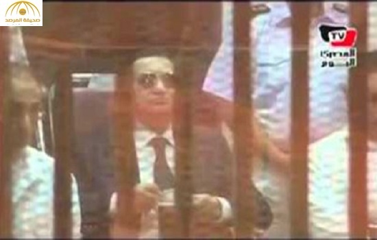 بالفيديو:حسني مبارك يتناول القهوة في قفص الاتهام