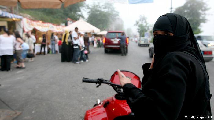 الشابات السعوديات يتحدين النظام بقيادة الدراجات النارية بشكل جماعي