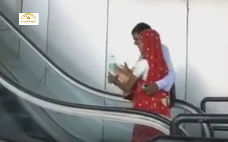 بالفيديو.. شاهد رد فعل هندية تصعد سلم كهربائي لأول مرة
