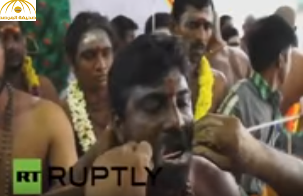 هندوس يخرمون أجسامهم  أثناء مهرجان ثايبوسام
