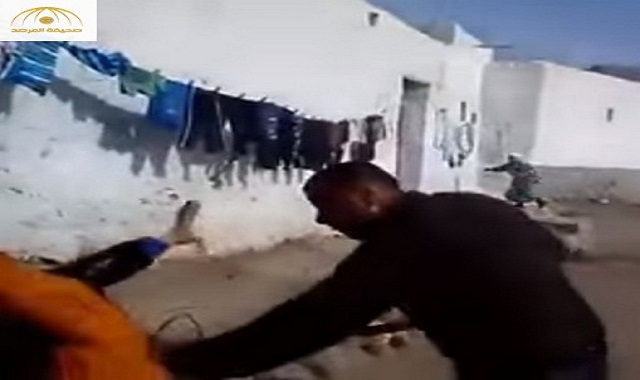 فيديو مرعب.. مغربي يعتدي بساطور على زوجته وشقيقها في الشارع