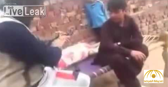 بالفيديو : والد يطلق النار على ابنه خلال تنظيفه السلاح