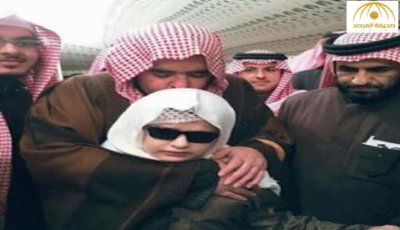 صورة:"عبد العزيز بن فهد" يكرّم طفلاً كفيفاً حافظاً للقرآن ويحتضنه ويقبل رأسه