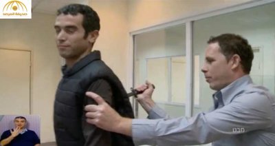 بالفيديو :إصابة مراسل قناة إسرائيلية خلال تجربة لسترة مضادة للطعن