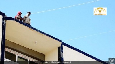 بالصور:«داعش» يُلقي عراقيًا بتهمة اللواط من سطح بناية شاهقة