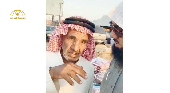 الرزق الحلال يحول ممثل سعودي "شهير"إلى بائع بسطة على أحد أرصفة شوارع تبوك
