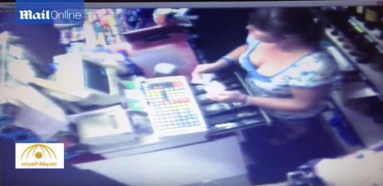 بالفيديو: شاهد كيف انتقم صاحب متجر من عاملة صندوق سارقة