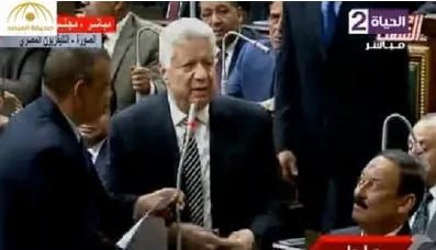 الجلسة الأولى للبرلمان المصري تثير سخرية الإعلاميين.. وباسم يوسف: ما يحدث مهزلة تدعو للبكاء