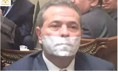 بالصور و الفيديو : لماذا وضع توفيق عكاشة شريط "لاصق" على فمه داخل البرلمان؟