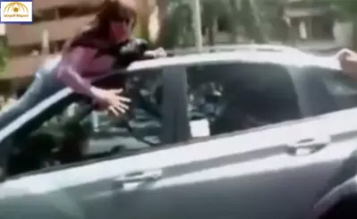 بالفيديو: ضبطت زوجها مع عشيقته في السيارة فهاجمتهما بشراسة
