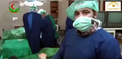 بالفيديو: طبيب سوري يتلقى خبر مقتل أسرته داخل قاعة العمليات