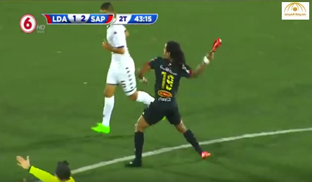 بالفيديو: لاعب كوستاريكي ينتقم من مُعرقله بطريقة غريبة جدا