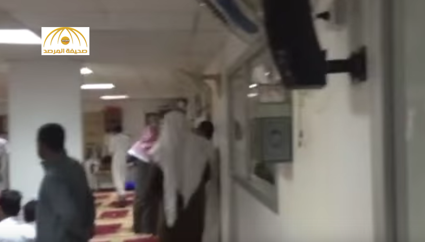 اللحظات الأولى للهجوم  الانتحاري من داخل مسجد الرضا بالاحساء