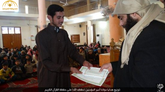 أبو بكر البغدادي يظهر بعد 18 شهرا على اختفاءه يوزع هدايا على أطفال عراقيين -صور