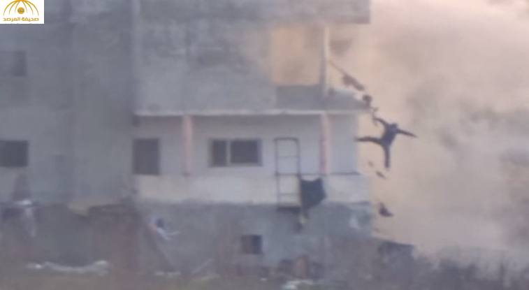 شاهد:عنصر من جيش النظام يسقط من مبنى بعد إصابته بصاروخ“فاغوت”
