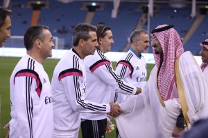 الأمير عبدالله بن نايف يصافح لاعبي فريق ريال مدريد