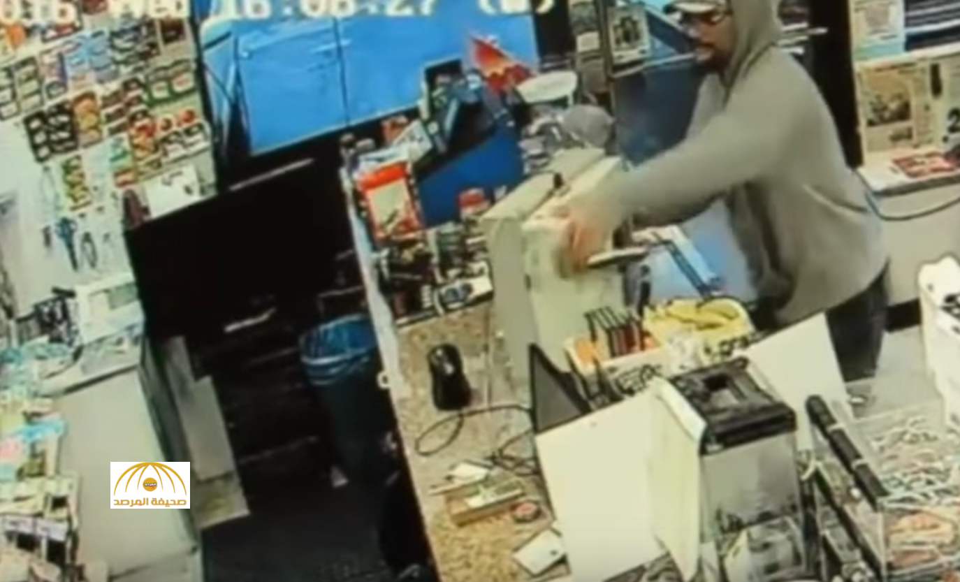 شاهد: لص مسلح يخترق زجاج المتجر بعد فشل عملية السرقة