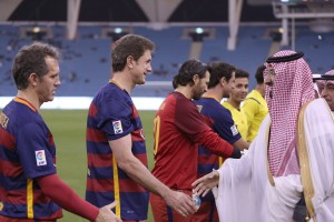 الأمير عبدالله بن نايف يصافح لاعبي فريق برشلونة