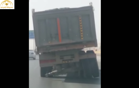 شاهد.. شاحنة محملة بالبضائع تسير بلا عجلات في الرياض