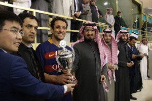 الأمير عبدالله بن نايف يتوج قائد فريق برشلونة بالكأس