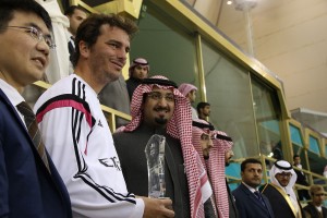 الأمير عبدالله بن نايف يسلم درع المركز الثاني لقائد فريق ريال مدريد