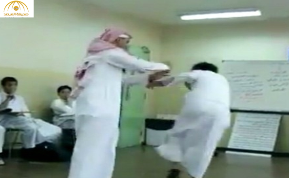 معلم يضرب طالب في مدرسة للموهبين في جدة
