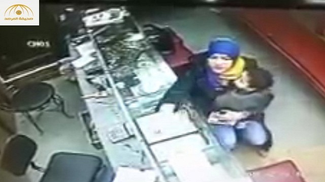 بالفيديو:مصرية "محجبة" تسرق مشغولات ذهبية بقيمة 20 ألف جنيه