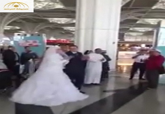 بالفيديو.. زفة لعروسين مصريين بمطار المدينة المنورة