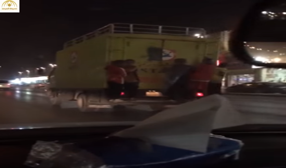 بالفيديو: شاهد أطفال يتشبثون بمؤخرة شاحنة في أحد الشوارع الرئيسية بالرياض