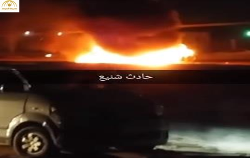 بالفيديو: شاهد حادث مروع يُسقط عمود كهرباء ويُشعل النيران وسط الطريق بجازان