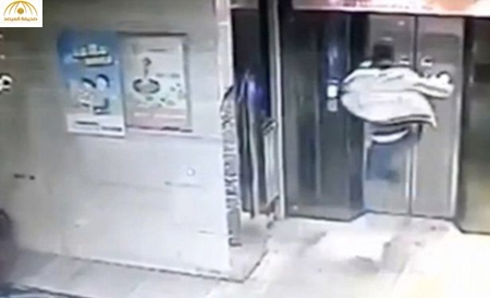 بالفيديو: سقط أسفل المصعد بعد أن حطم بابه بركلة واحدة