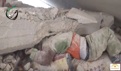 شاهد: إنقاذ طفل من تحت مبنى بعد الغارات الروسية على مدينة حريتان
