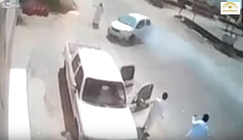 بالفيديو: سعودي ينقذ صديقه بمعجزة من اصطدام سيارة به