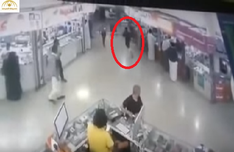 بالفيديو: شاب يسرق جوالاً من مجمع بالرياض ويلوذ بالفرار