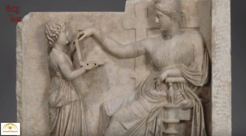 بالفيديو: لغز خادمة بيديها "لابتوب" زمن الإغريق قبل 2100 عام