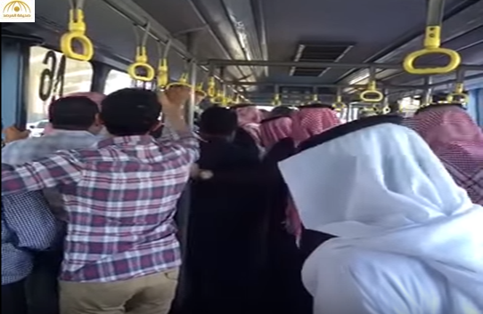 بالفيديو والصور: لحظة ارتطام حافلة تقل 50 راكباً بمقطورة بمطار الملك خالد بالرياض