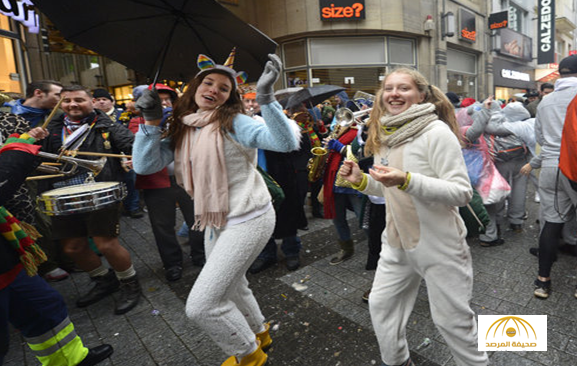 بالصور: جميلات ألمانيا يحتفلن بمهرجان المرأة في شوارع كولونيا