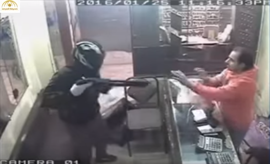 بالفيديو: شاهد لحظة سطو مسلح على محل ذهب في مصر