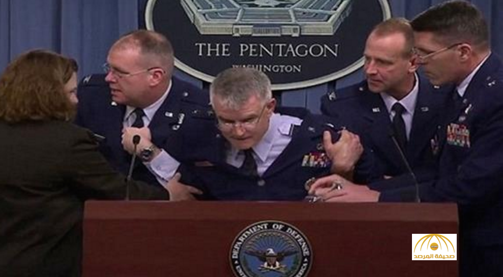 بالفيديو: جنرال أمريكي كبير ينهار على المنبر ويدخل في غيبوبة