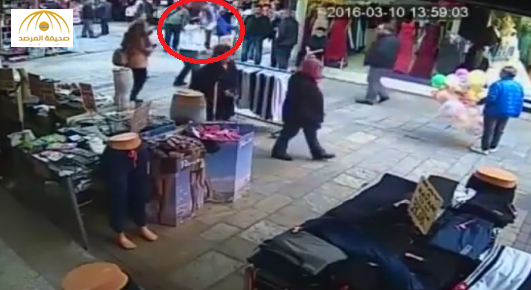 بالفيديو: بائع تركي يعتدي على طفل سوري