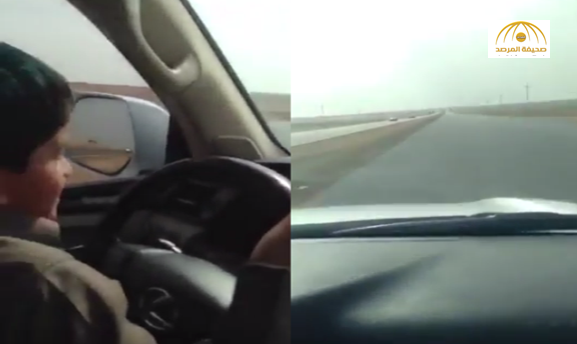 بالفيديو: طفل يقود السيارة بتهور على طريق سريع ومحاط بالإبل