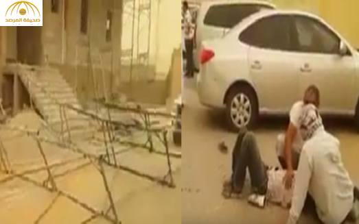 بالفيديو: رياح تسقط "سقالة" أمام مدرسة بجدة