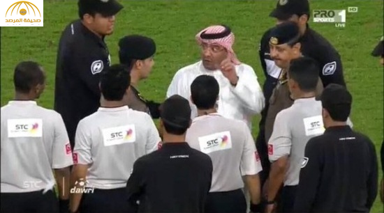 بالفيديو: شاهد لحظة رفض الحكم مصافحة رئيس الاتحاد بعد نهاية مباراة الوحدة