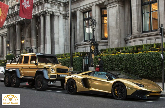بالصور:ملياردير سعودي يستعرض سياراته الذهبية بشوارع لندن