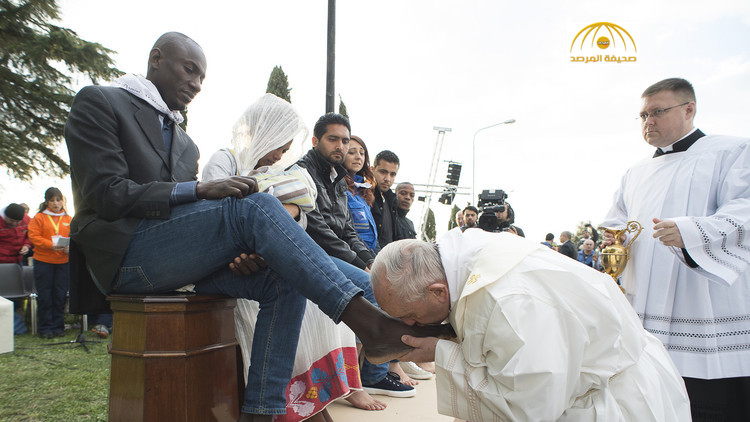 بالفيديو: البابا فرانسيس يقبل ويغسل أقدام مسلمين ويقول نحن "إخوة"