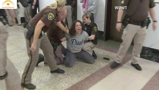 بالفيديو:عراك عنيف بين العشرات داخل محكمة أمريكية