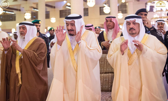 بالصور: خادم الحرمين يؤدي صلاة الميت على الأمير بندر بن سعود