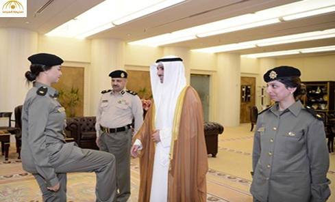 بالفيديو والصور: حارسات مجلس الأمة الكويتي يؤدين التحية للرئيس الغانم