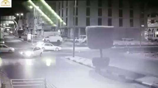 بالفيديو: شاهد حادث لحافلة بالطائف بسبب إغلاق تقاطع أحد الشوارع