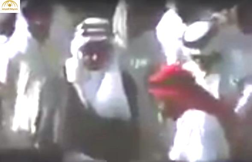 فيديو نادر يوثق تفقد "الملك فيصل" لتعبيد طريق الهدا